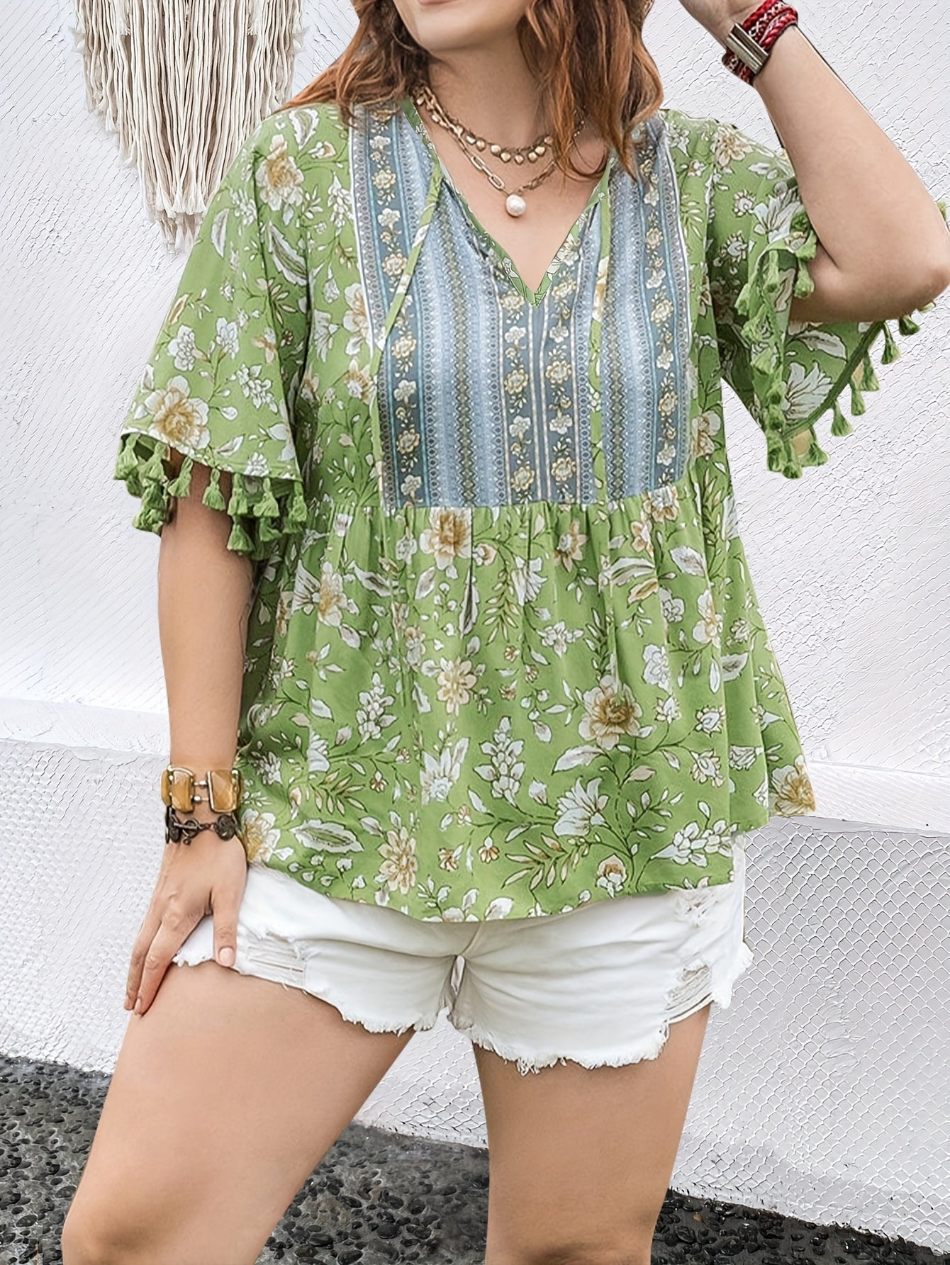 Leinenbluse in Übergröße – Blumenmuster, Quasten & V-Ausschnitt