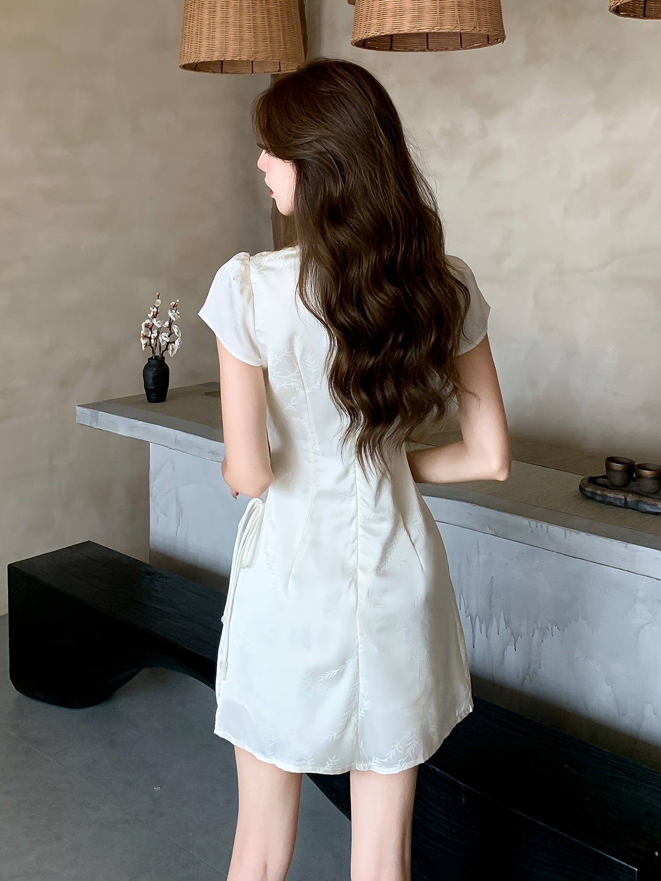 Elegantes Satin-Sommerkleid – Beige, V-Ausschnitt, Kurzarm, Taillen-Kordelzug, A-Linie