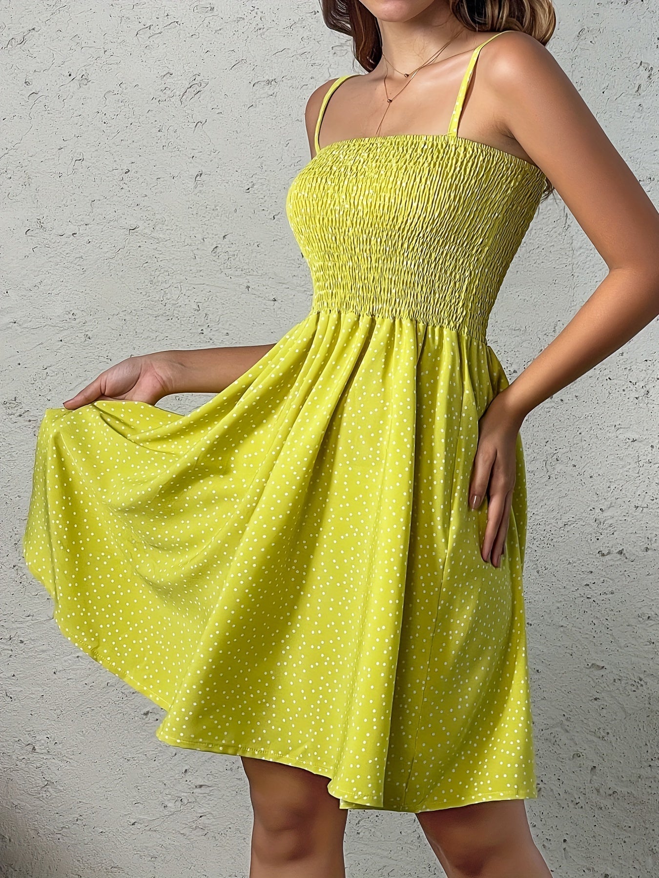 Polka Dot Sommerkleid – Luftiges Trägerkleid, Rückenfrei & Leicht