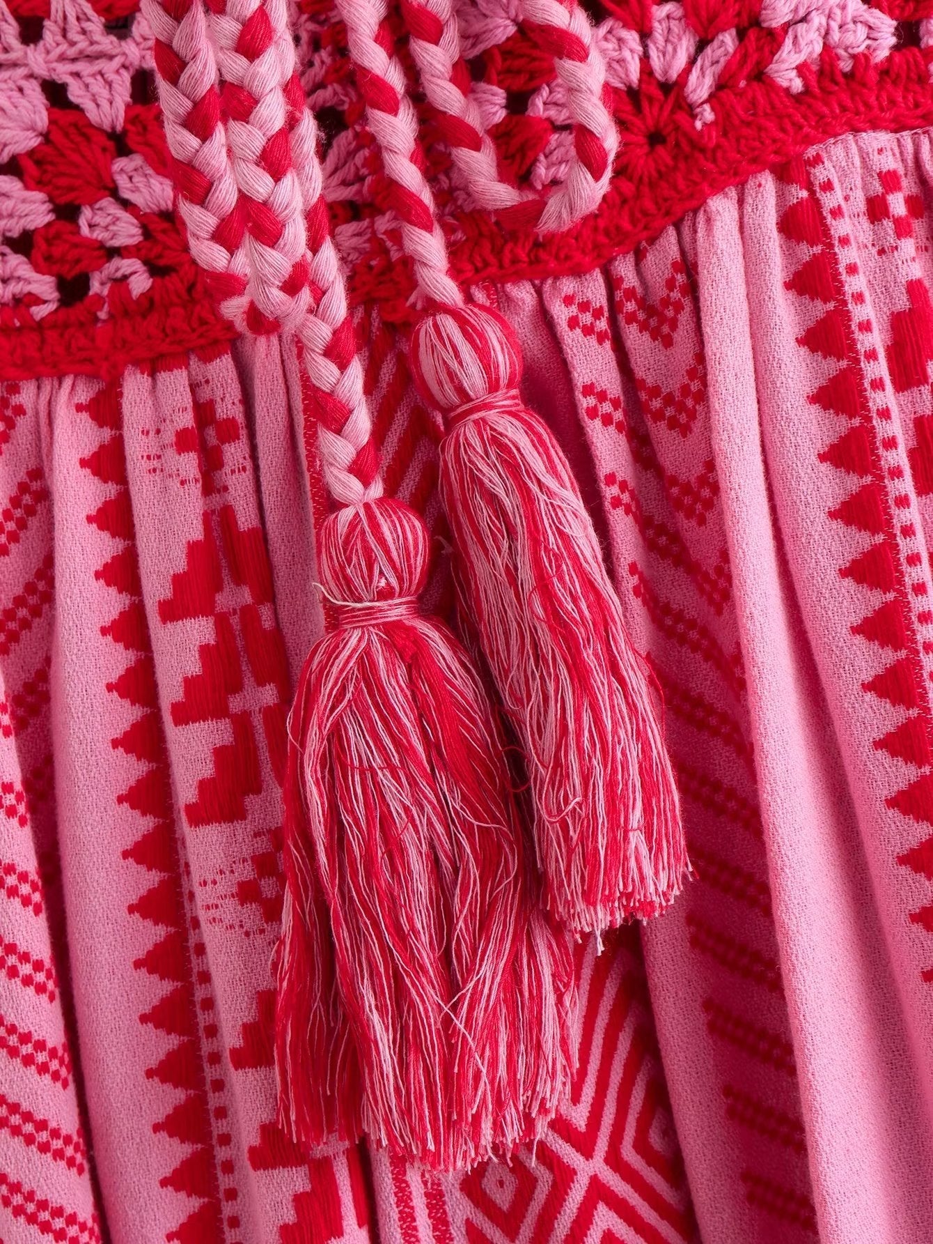 Claire – Langes Damen-Strickkleid mit Häkel-U-Ausschnitt und Spaghetti-Trägern