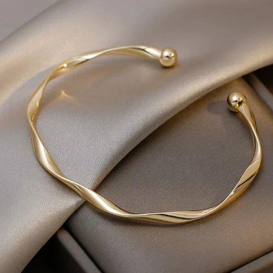 Elegantes goldenes offenes Armband
