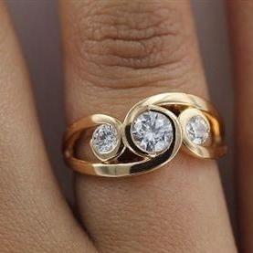 Spiralring aus Gold mit Zirkonia
