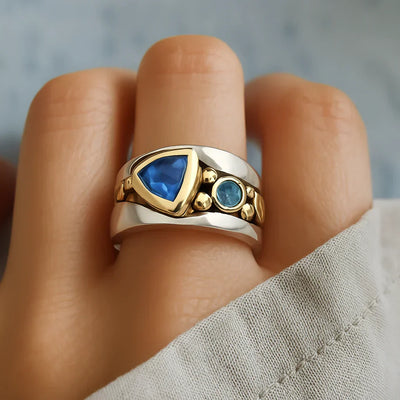 Retro-inspirierte Ring mit bläulichem Kristall