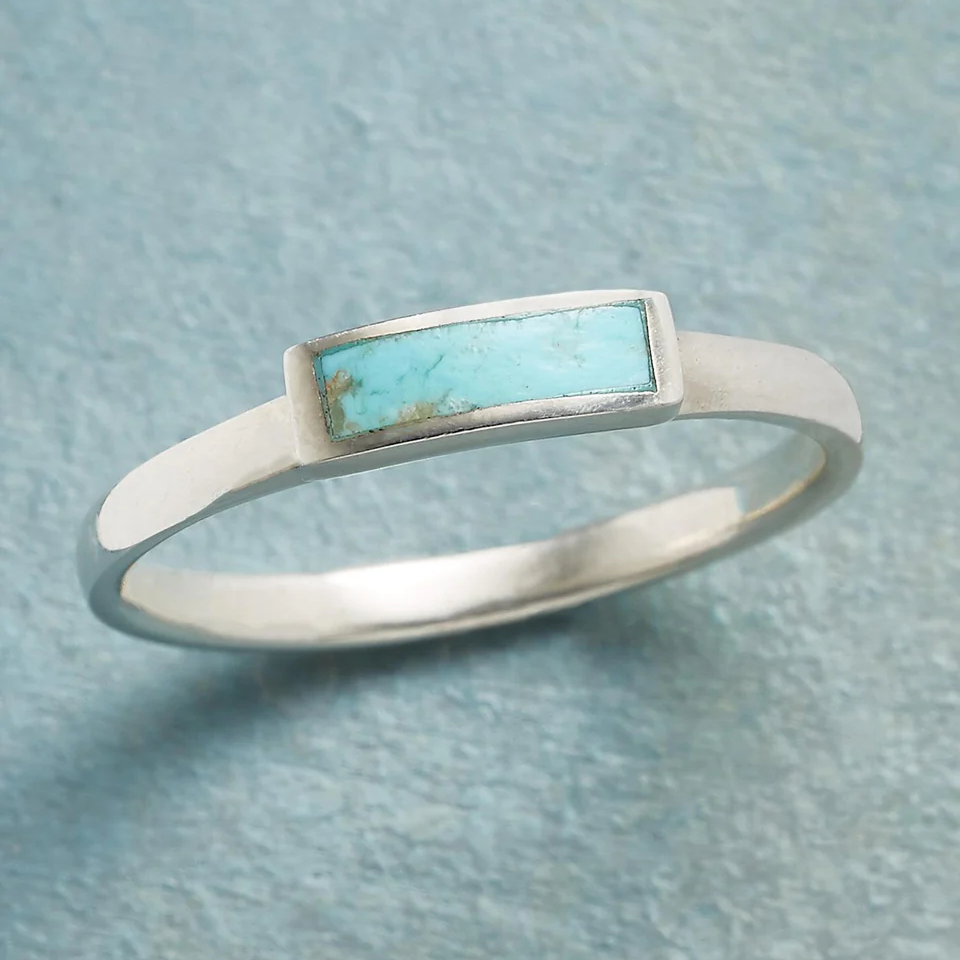 Altblauer und silberner Ring