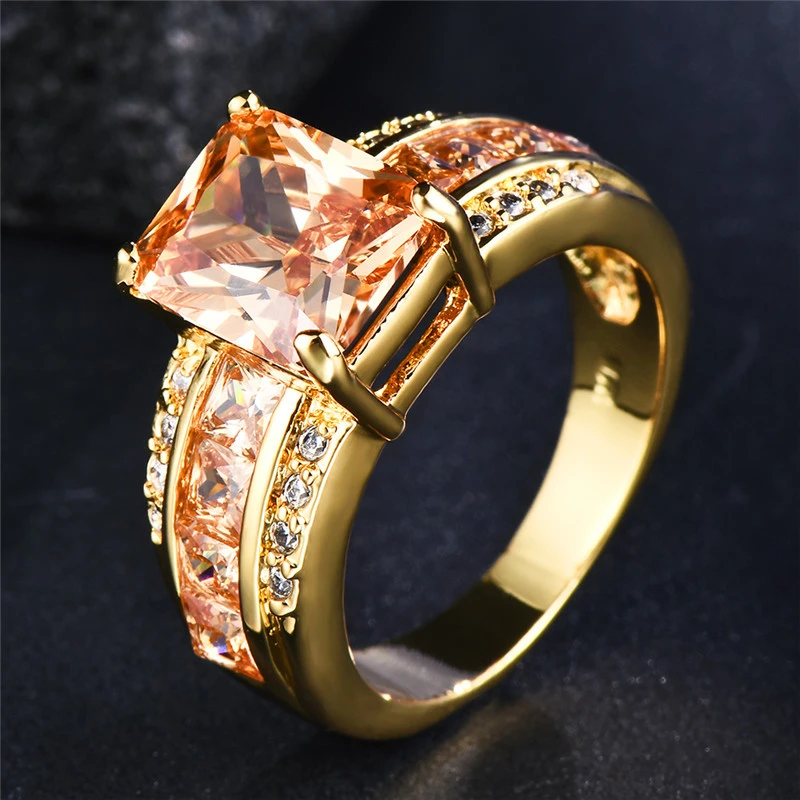 Goldring mit orangenem Kristall