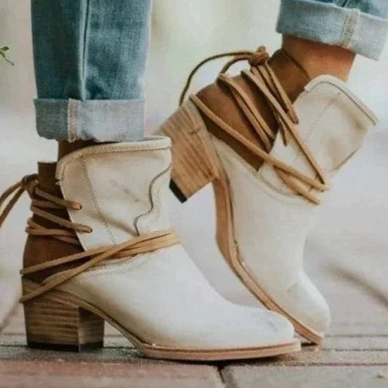 Stylische lederstiefel mit modernem design für frauen