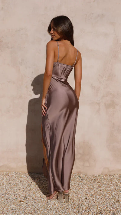Sommerkleid aus Satin mit hohem Schlitz – Figurbetont & Elegant