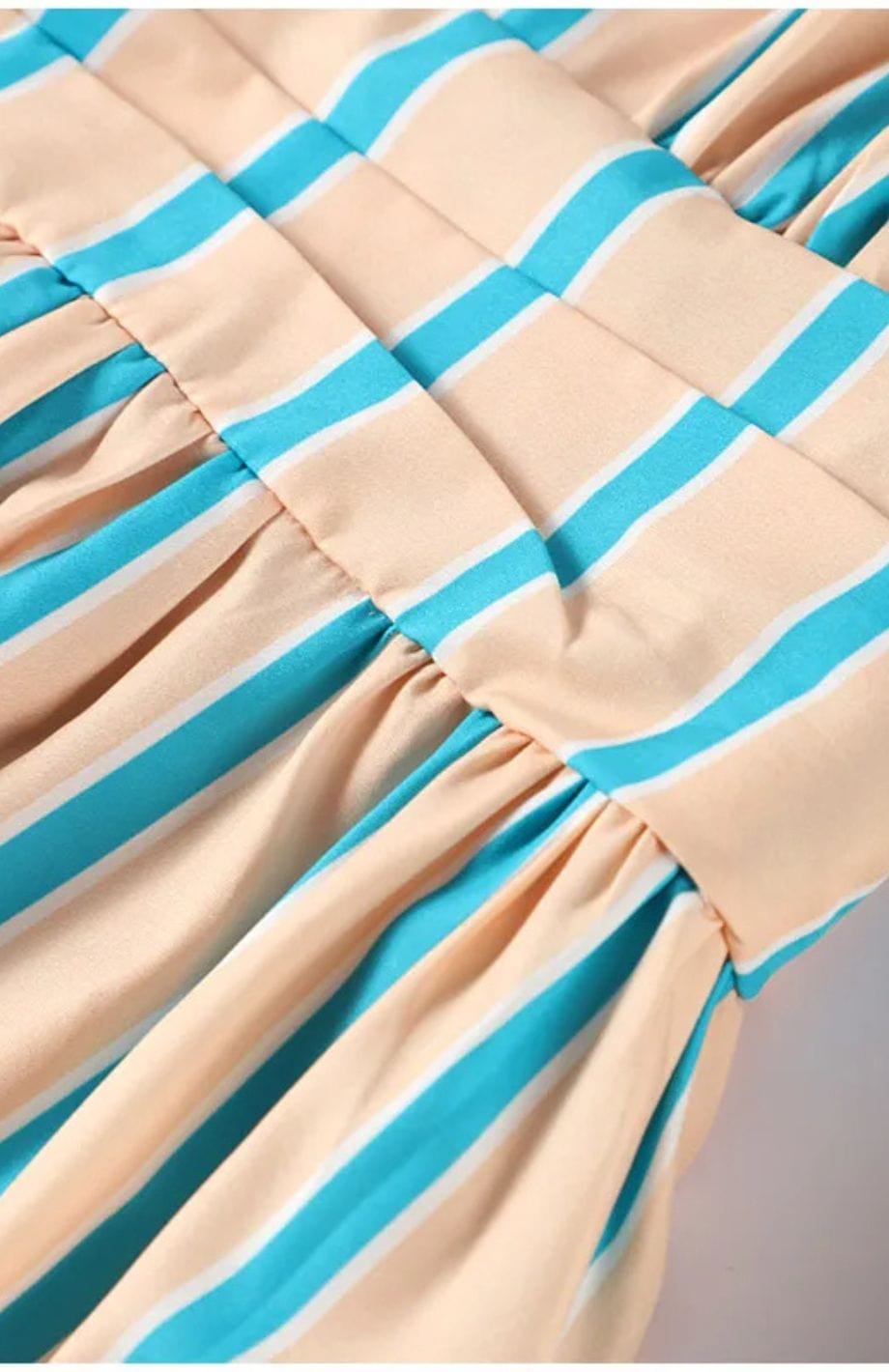 Diana - Elegantes, gestreiftes, rückenfreies Maxikleid