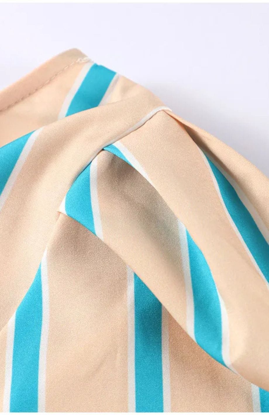 Diana - Elegantes, gestreiftes, rückenfreies Maxikleid