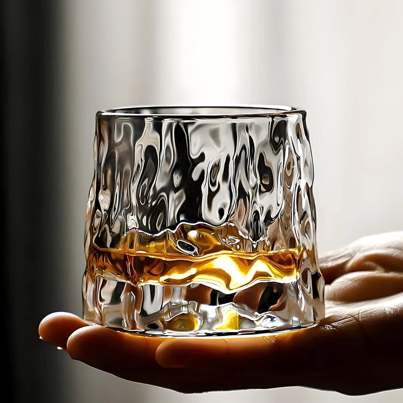 SwirlSip – Drehbares, texturiertes Whiskyglas mit auffällig geripptem Design